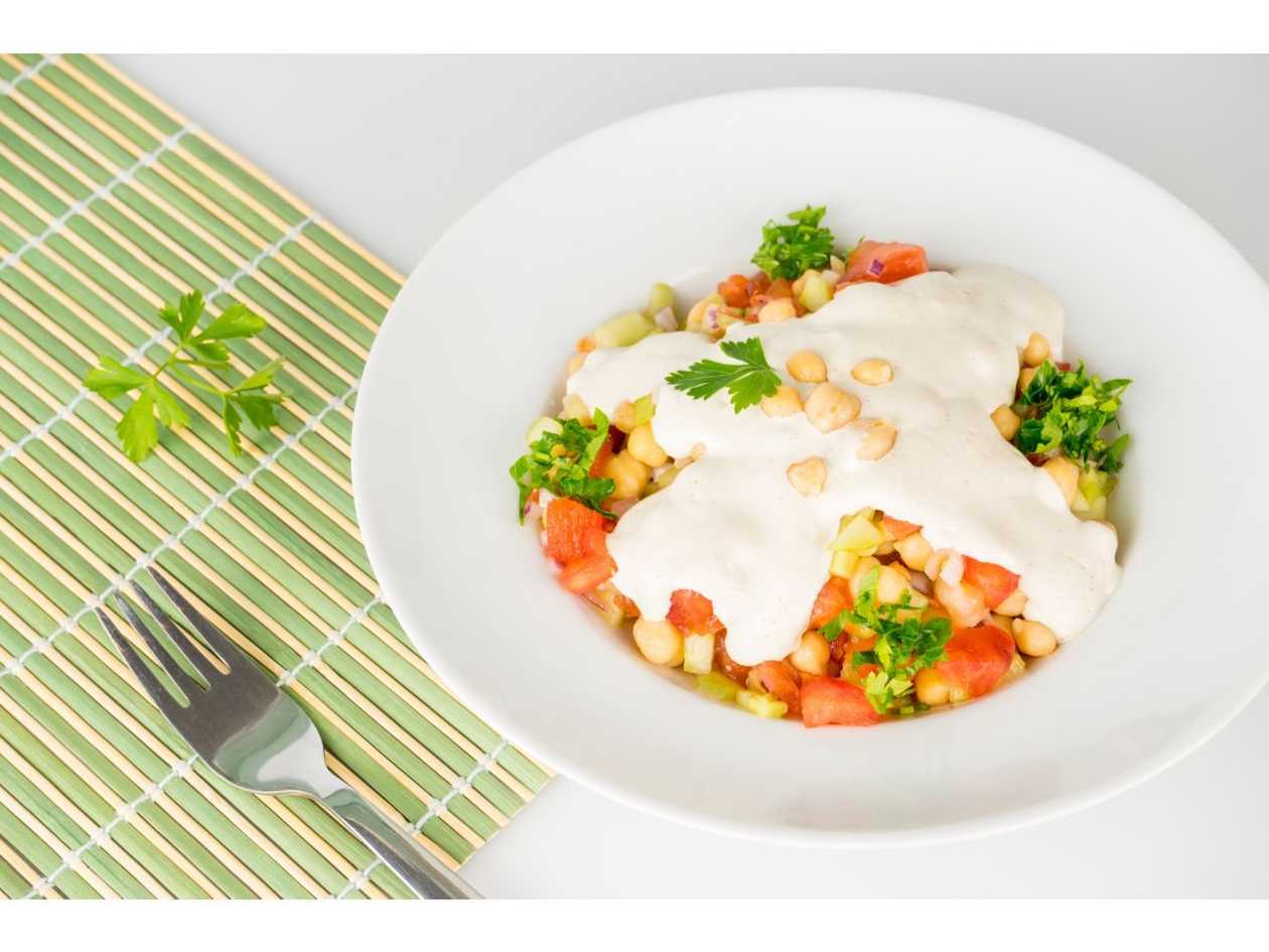 Salată proteică cu năut + sos tahini - vegan