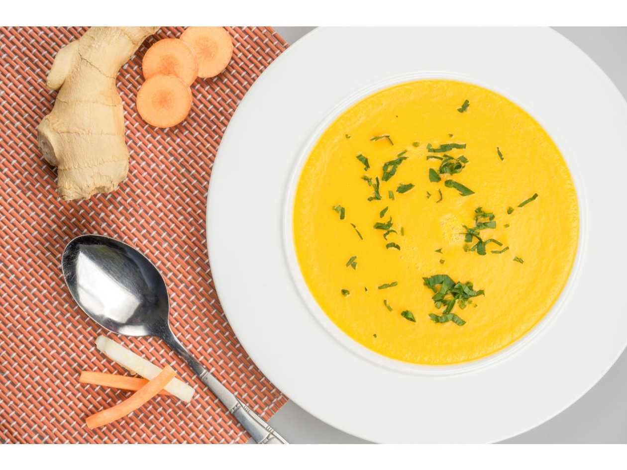 Supă de rosii cu ghimbir cu fidea de orez - vegan / fără gluten
