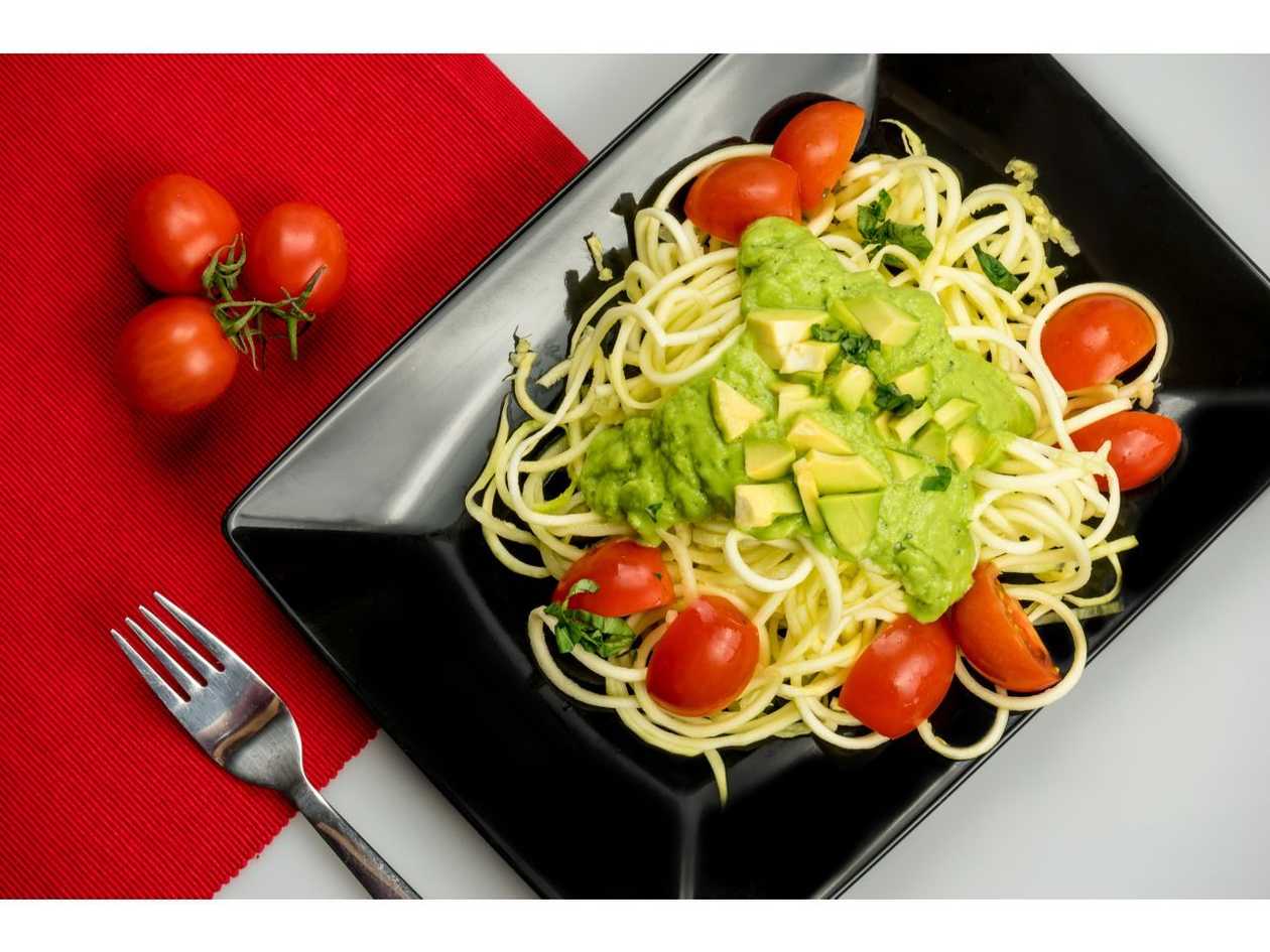 Spaghetti cu avocado şi roşii cherry – raw