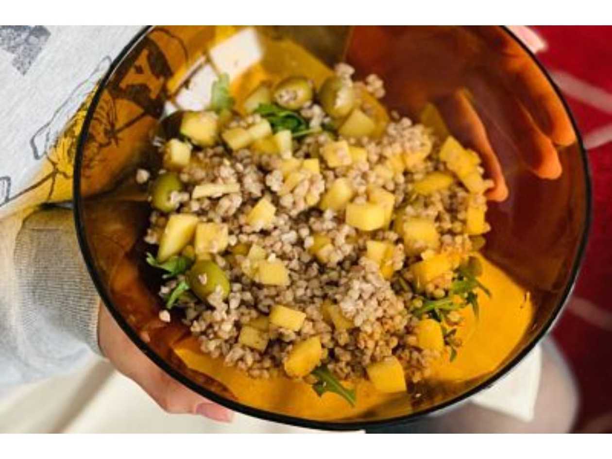 Salată cu hrişcă, mango si avocado,rucola + sos balsamic raw