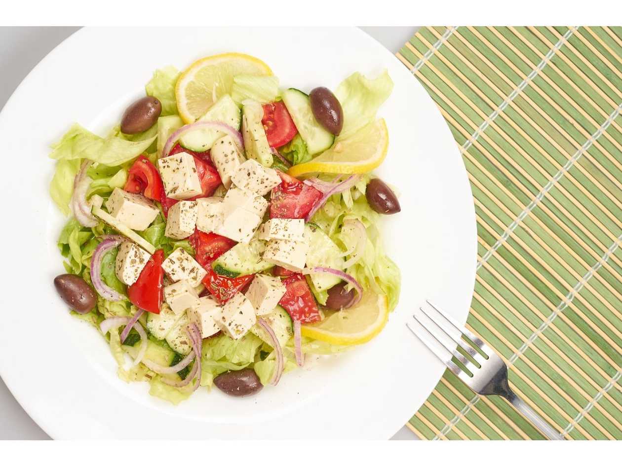 Salată grecească cu tofu– vegan
