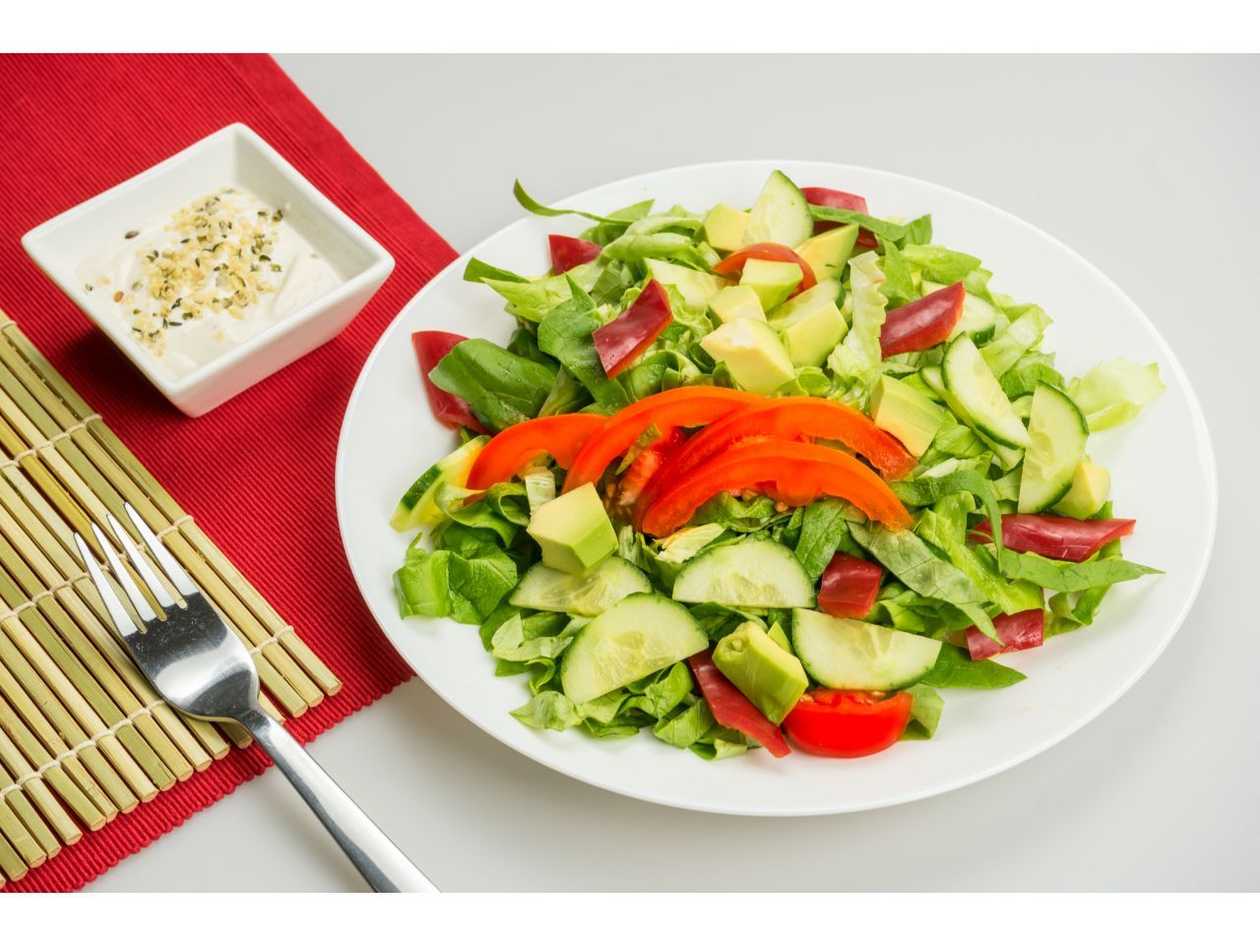 Salată Caesar  cu avocado + sos lamaie si ulei masline - raw