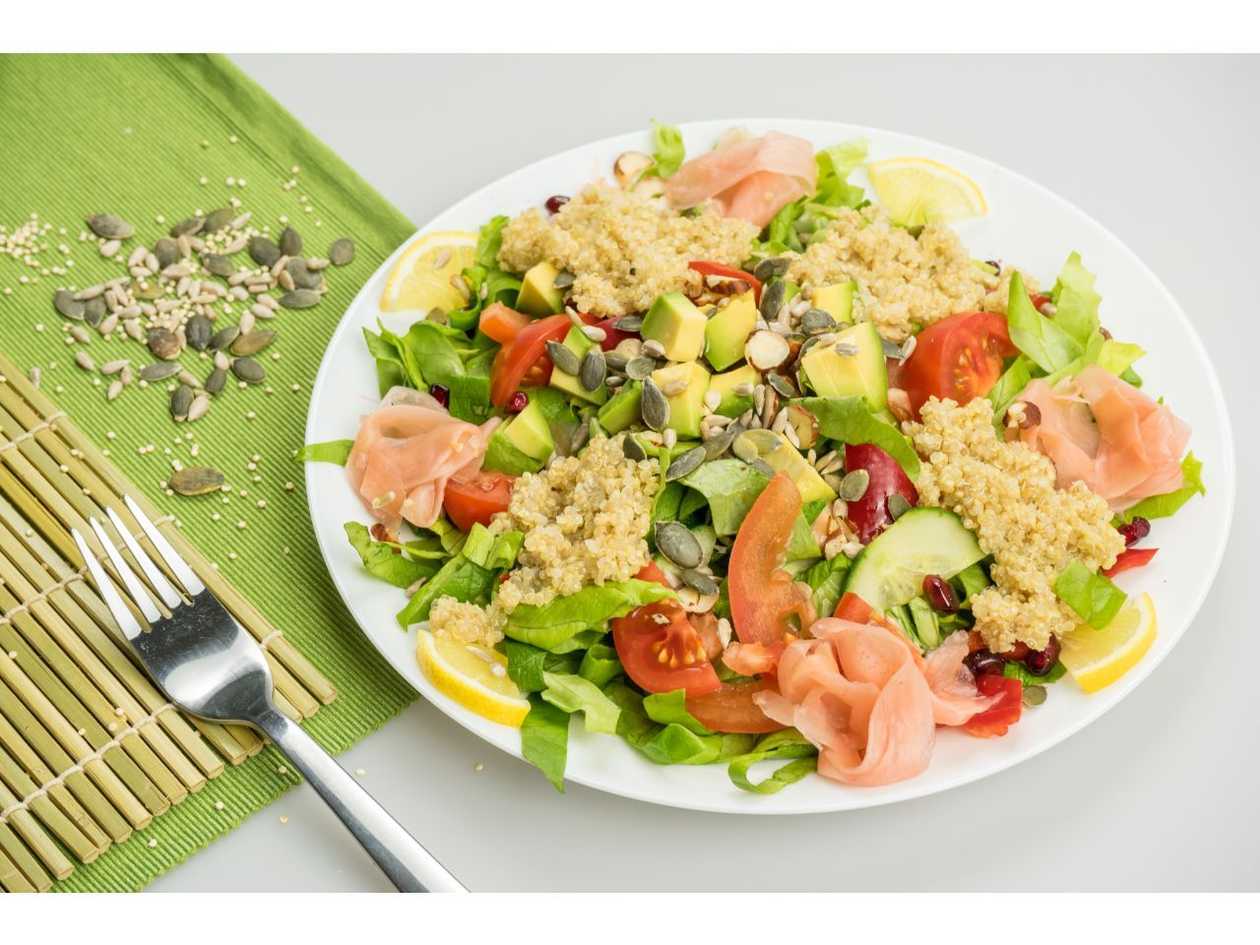 Salată energizantă cu quinoa, avocado, seminte  + sos (lămâie, ulei de măsline ) - raw/fara gluten