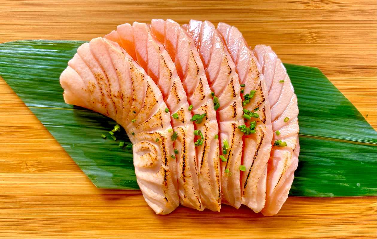 Salmon sashimi torched (6 pieces)