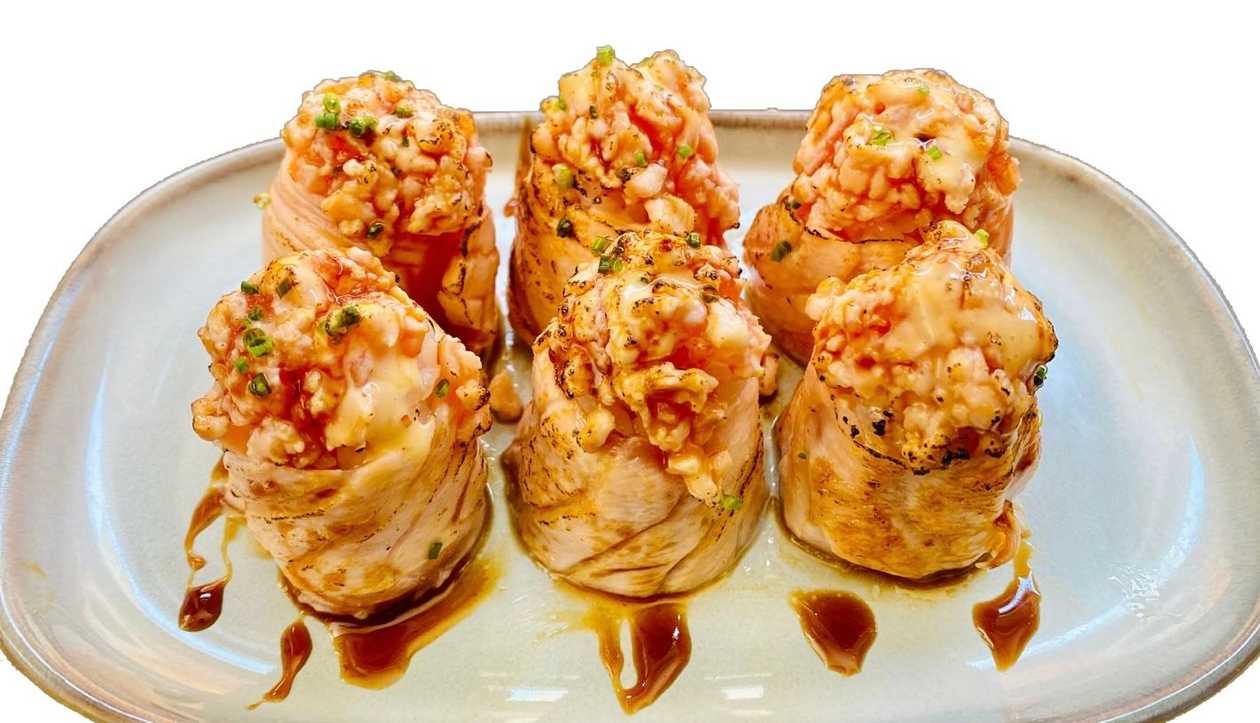 Salmon gunkan torched (6 pieces)