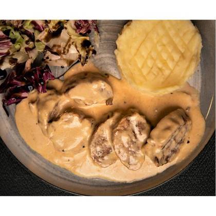 Pork tenderloin with “marghiloman” sauce and mashed potatoes
