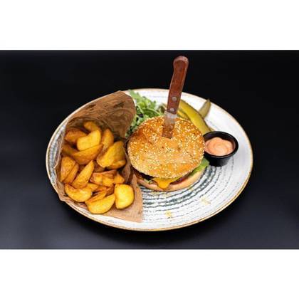 "Bistro style" hamburger with natural wedges