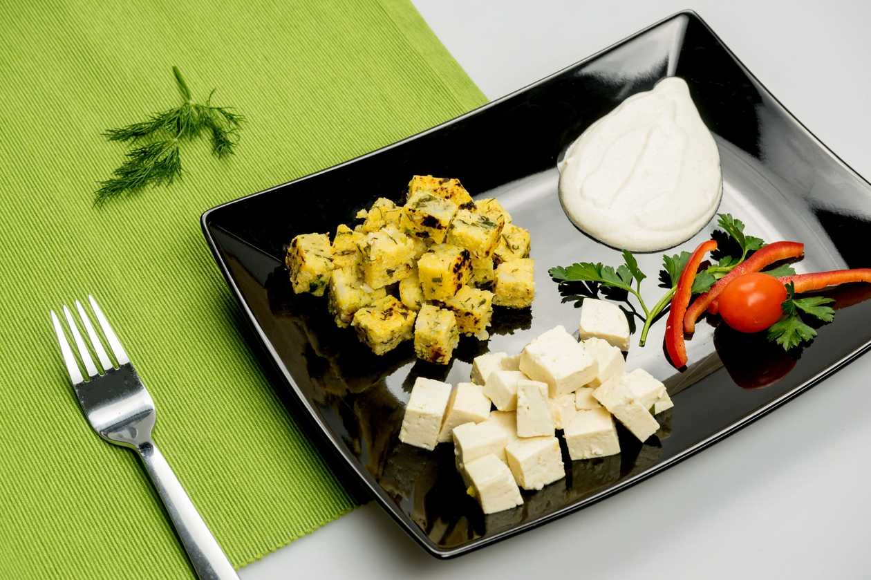 Mămăligă cu tofu şi smântână din caju - vegan