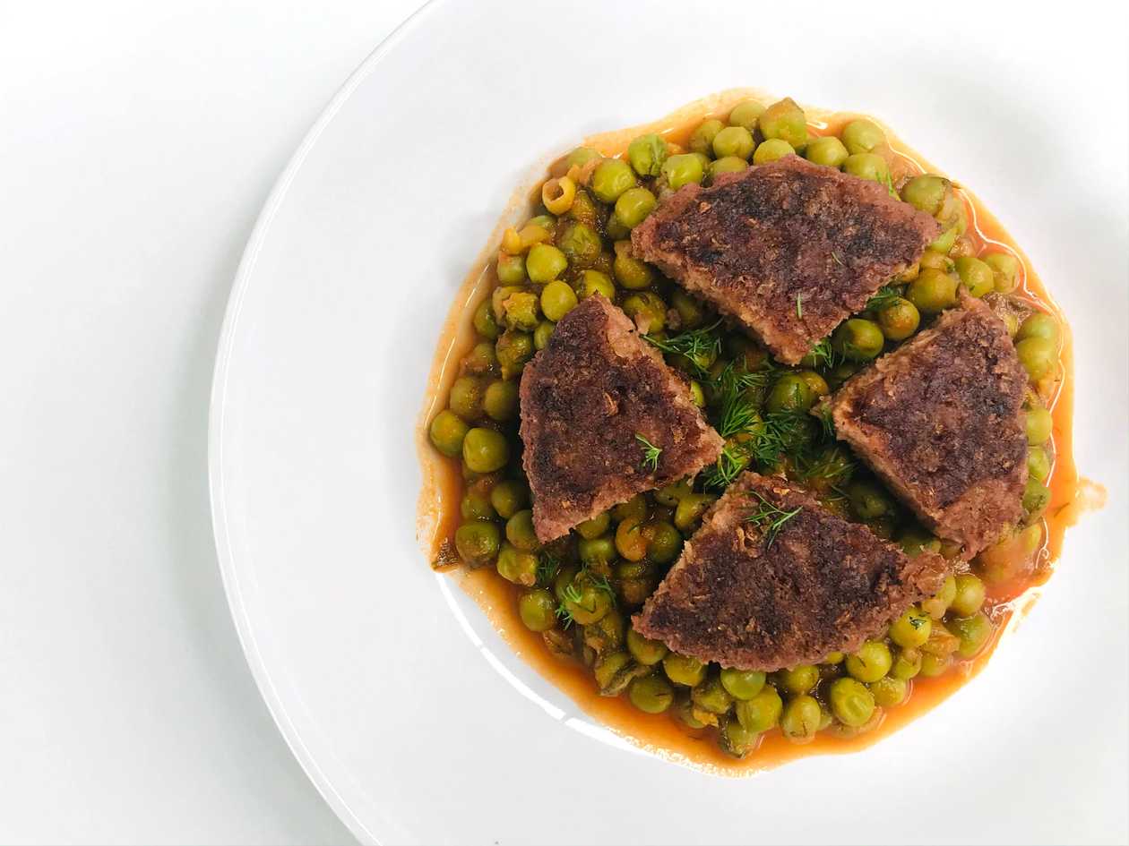 Beyond Meat cu Mazăre şi sos de roşii-vegan-fara gluten