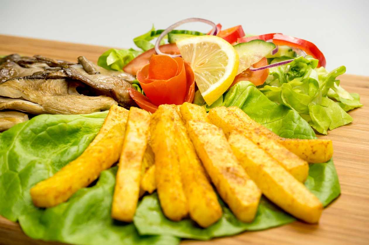 Grill pleurotus cu "cartofi din ţelină" şi salată + sos de caju si mustar - vegan/fara gluten
