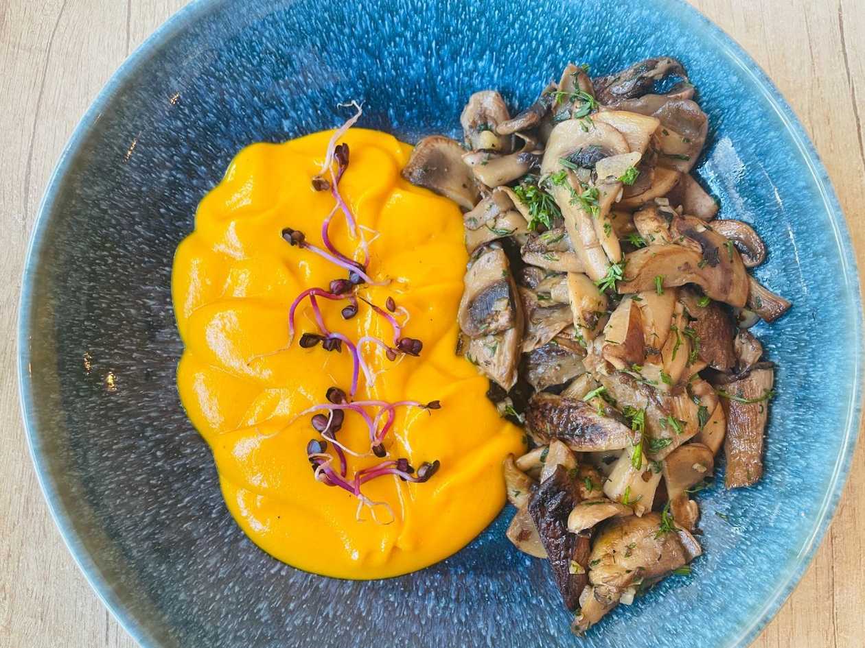 Mix ciuperci la tigaie cu  piure de păstârnac şi ţelină - vegan