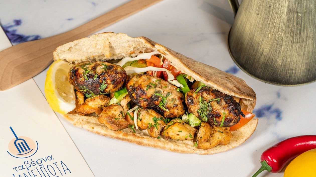 Μιξ Σουβλάκι Κοτόπουλο & Σεφταλιά στην Πίττα