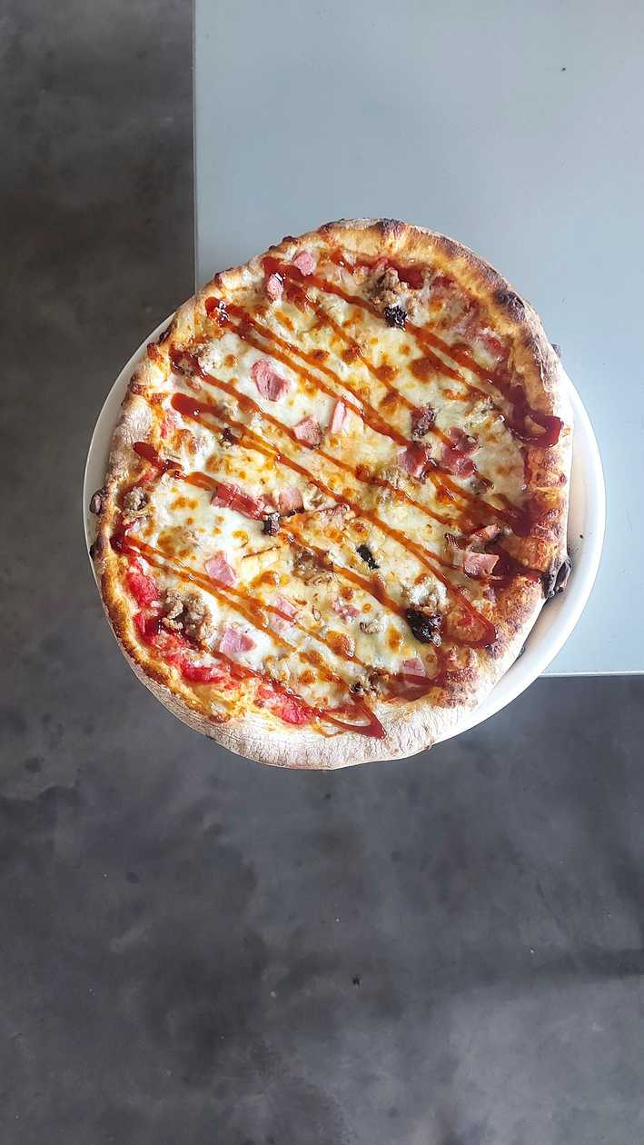 Kasarmu - meat lovers pizza
