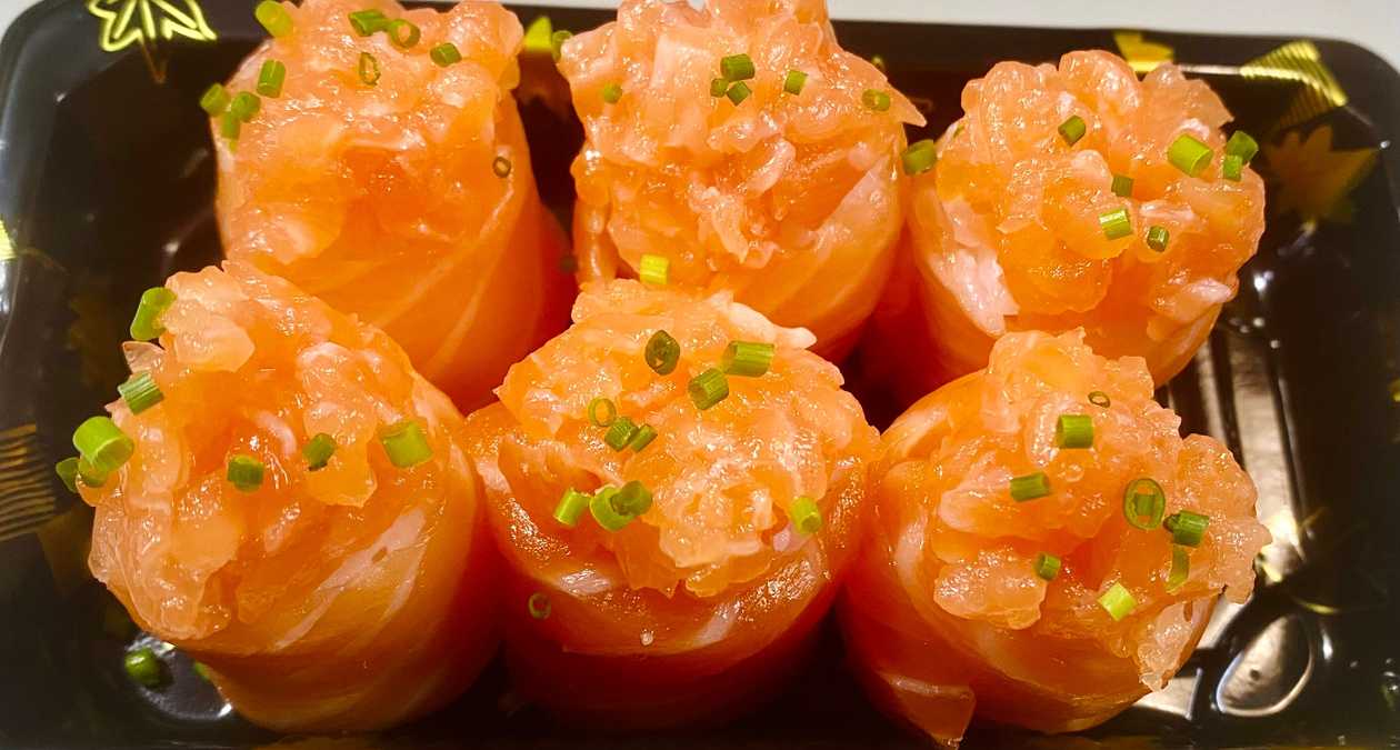 Salmon Gunkan (6 Pieces)