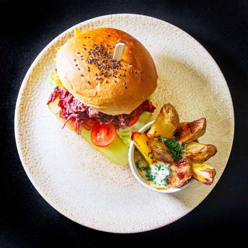 Burger z szarpaną wołowiną