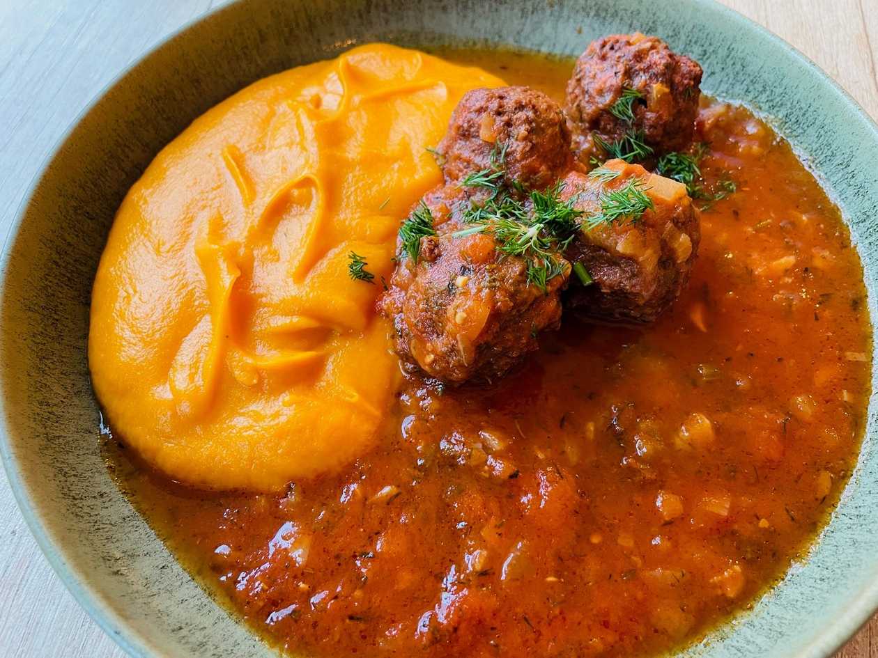 Chifteluţe Beyond marinate cu piure de morcov - vegan