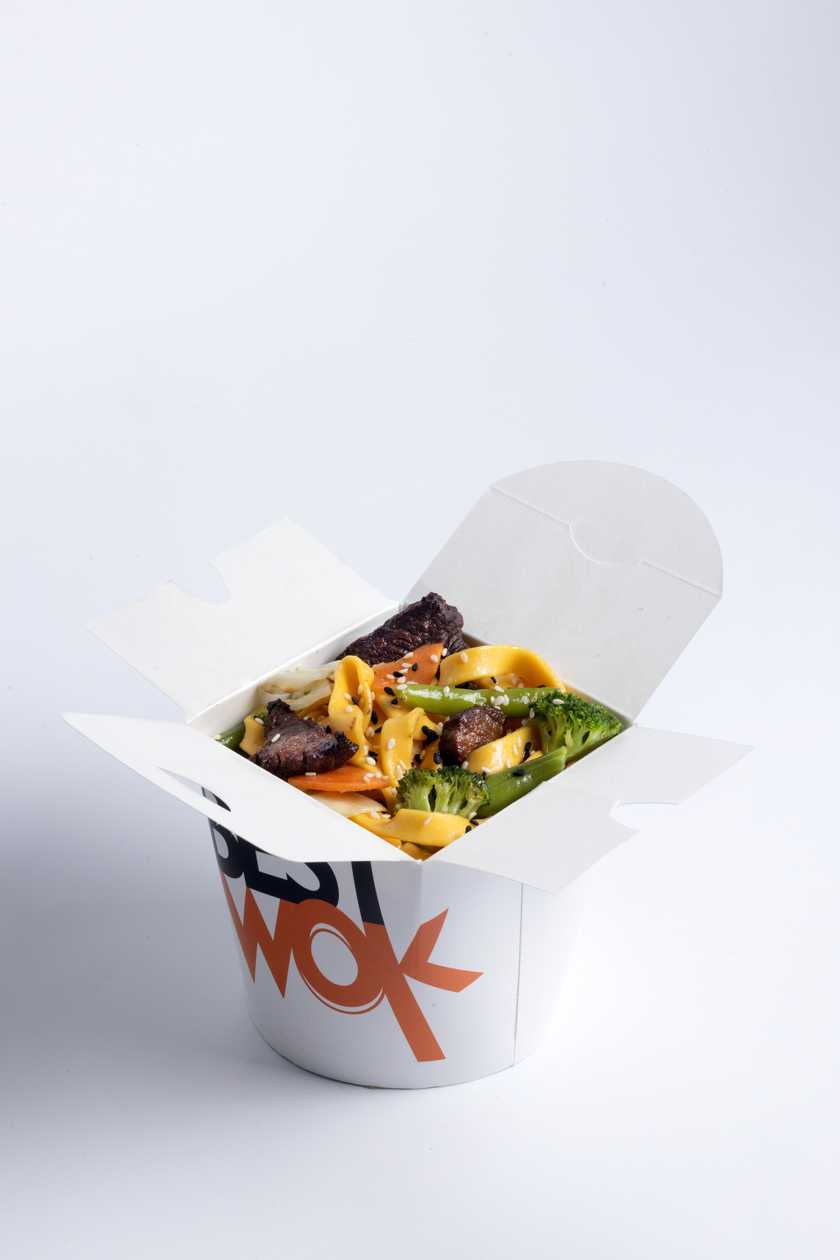 Удон із яловичиною, овочами та соусом Сайгон