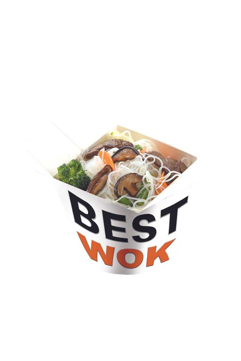 Рисова локшина з яловичиною, овочами, грибами шиїтаке та соусом Токіо