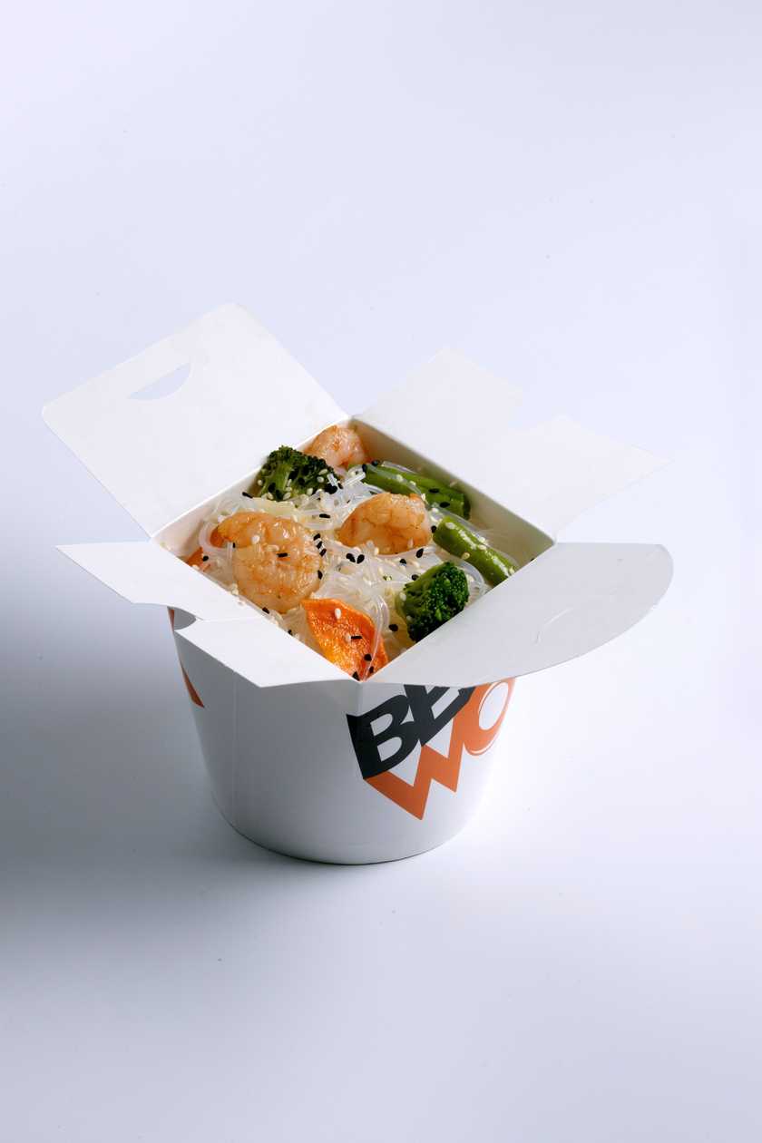 Рисова локшина з креветками, овочами в соусі Шанхай