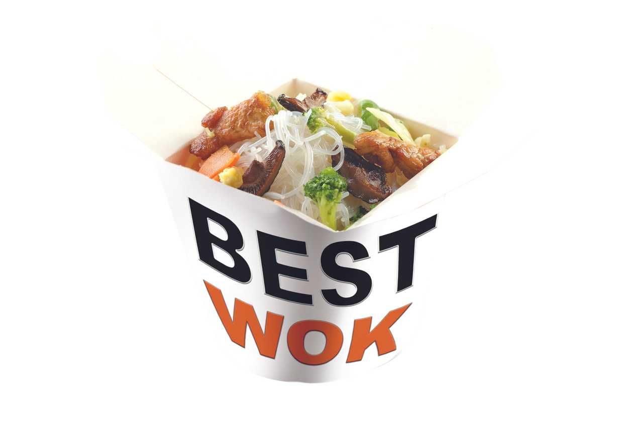 Рисова локшина з куркою, овочами, грибами шиїтаке та соусом Сайгон