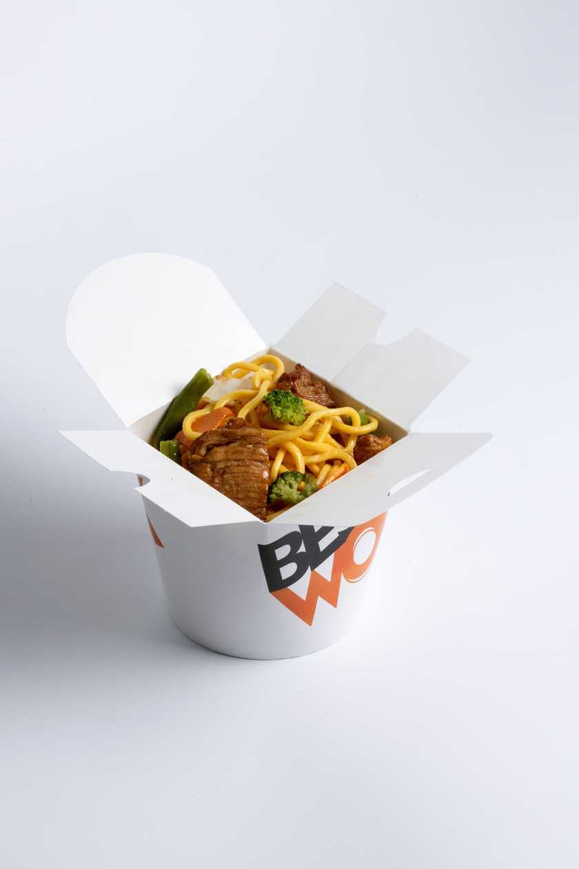 Яєчна локшина з куркою, овочами та соусом Гонконг