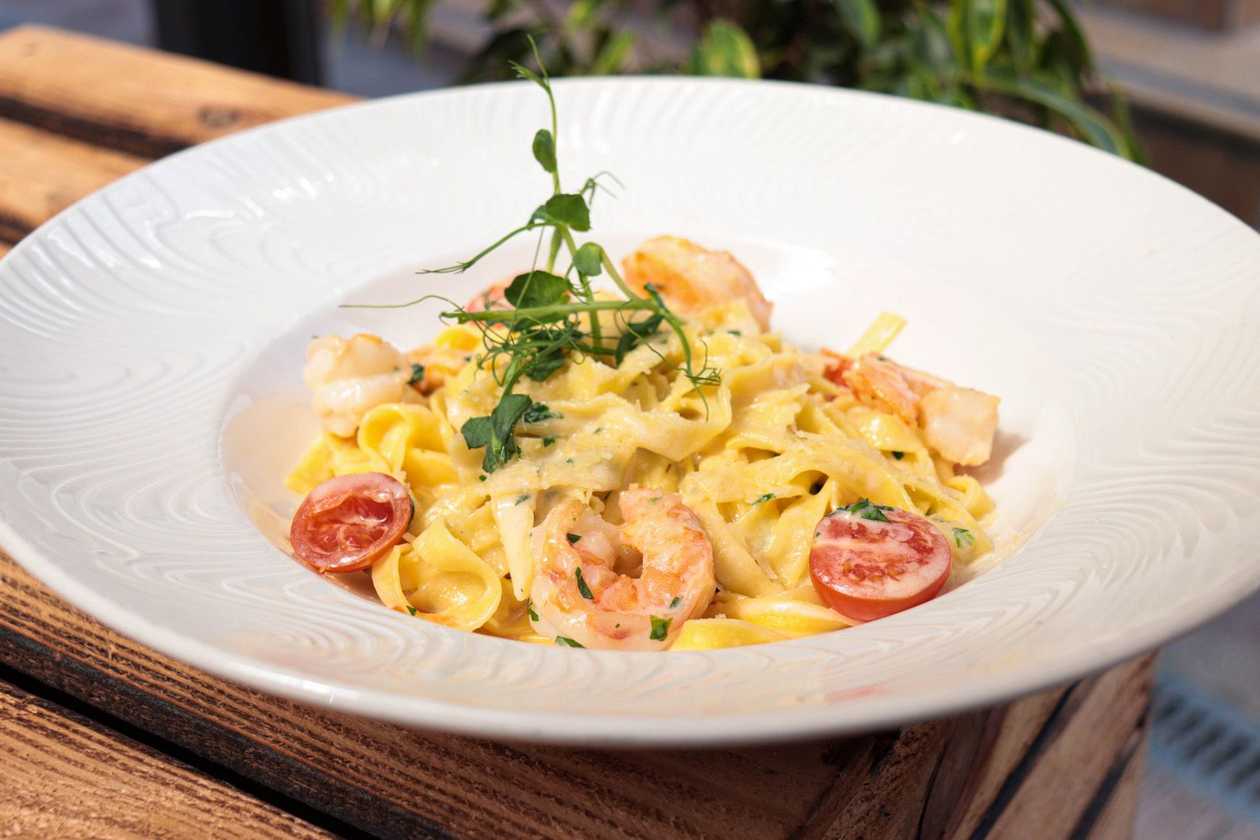 Tagliatelle with shrimps in a creamy sauce