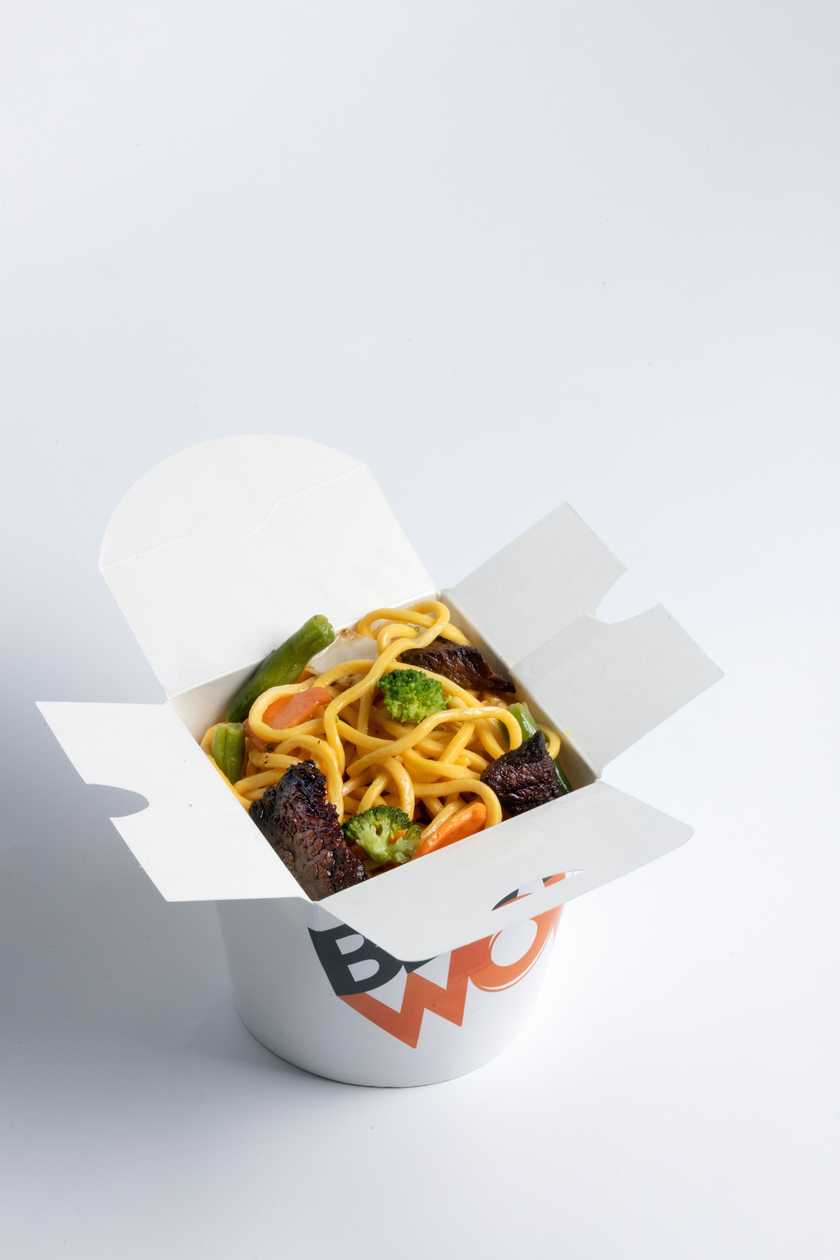 Яєчна локшина з яловичиною, овочами та соусом Шанхай