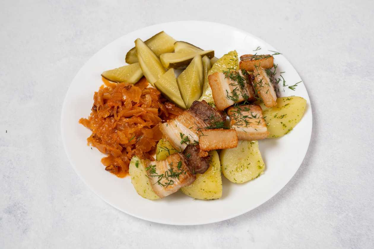 Roasted pork belly with onion and tomato sauce.