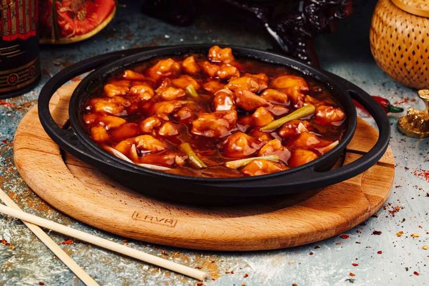 F6-Fried Chicken Fillet With Sichuan Green Chilis,Onion And Ginger On Clay Pan