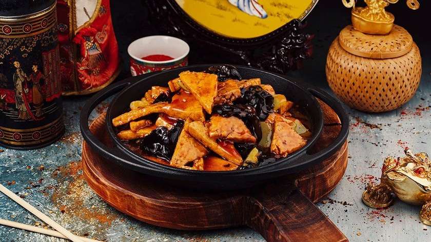 C19-Fried Tofu,Wood Ear Mushrooms,Paprika,Sweet And Spicy Sauce.