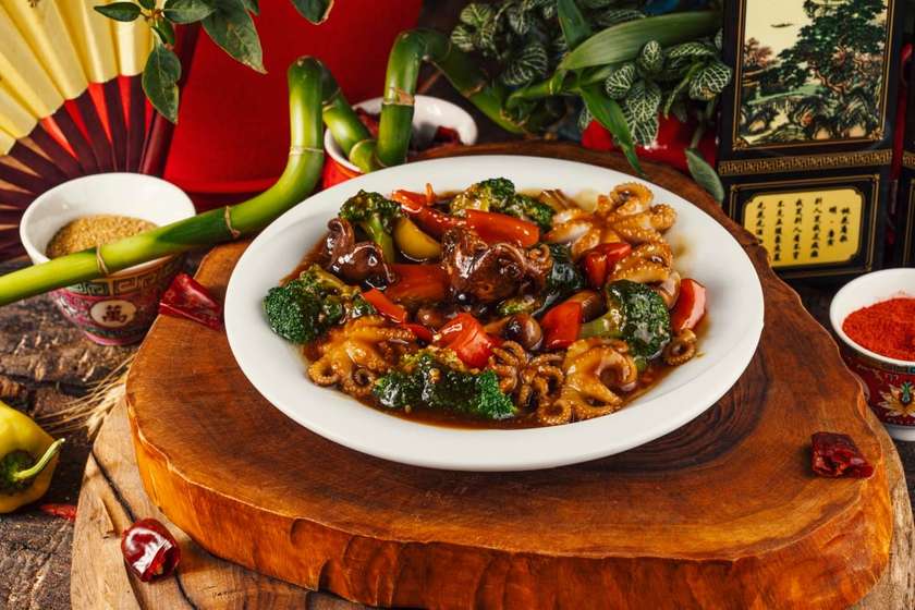 H16-Fried Octopus With Broccoli,Paprika And Soy Sauce