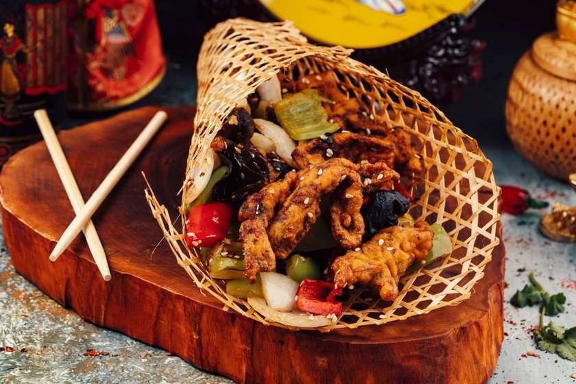 E13-Hongkong Fried Pork With Wood Ear Mushrooms,Paprika,Onion,Sesame Seeds And Hot Chili