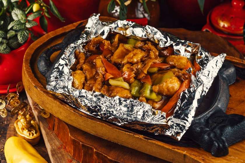 F9-Tieban Chicken fillet on clay pan with paprika,carrot and teriyaki sauce.