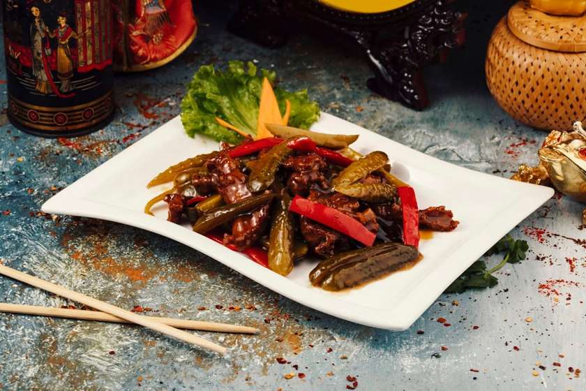 D6-Fried Beef With Pickled Cucumber,Paprika And Teriyaki Sauce