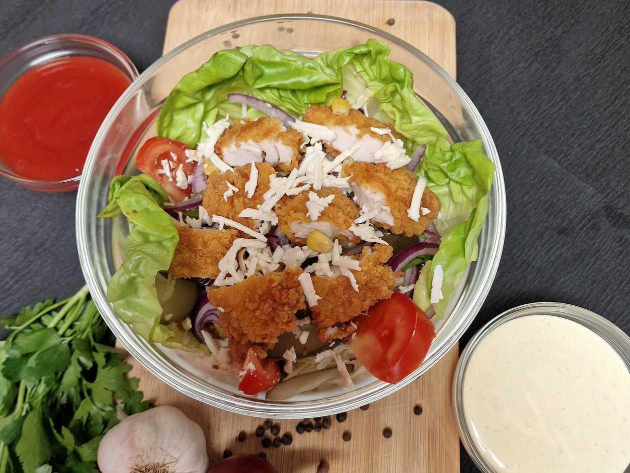 Salată cu crispy de pui și mozzarella (400gr)