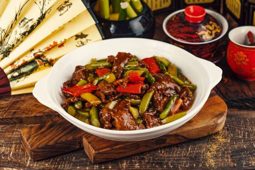 D17-Fried Beef With Asparags,Paprika And Hot Spices In Soy Sauce