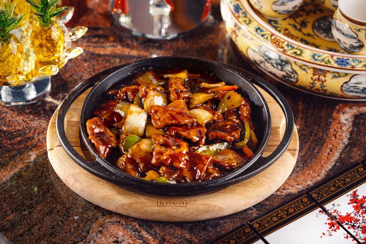 K6-Salmon fillet on clay pan with onion and paprika in spicy soy sauce