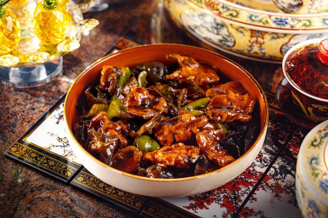 K5-Sichuan salmon fillet in spicy sauce with wood ear mushoom end paprika.