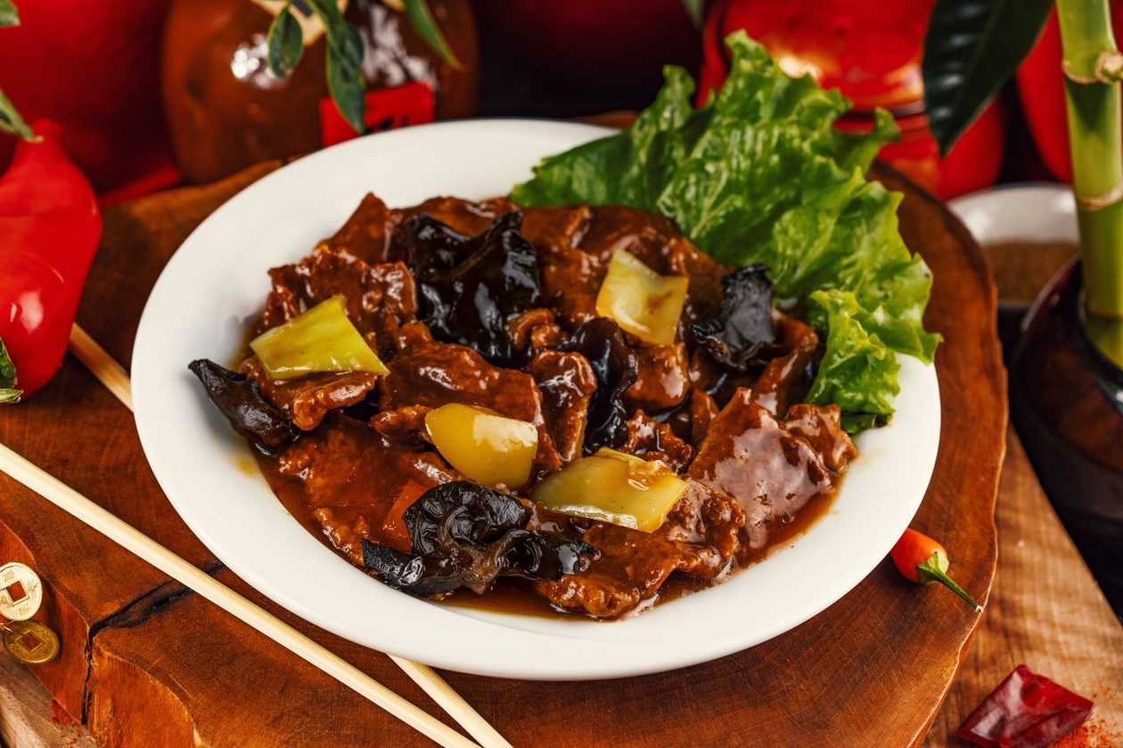 Y3- fried duck fillet with wood ear mushrooms and paprika in spicy sauce.