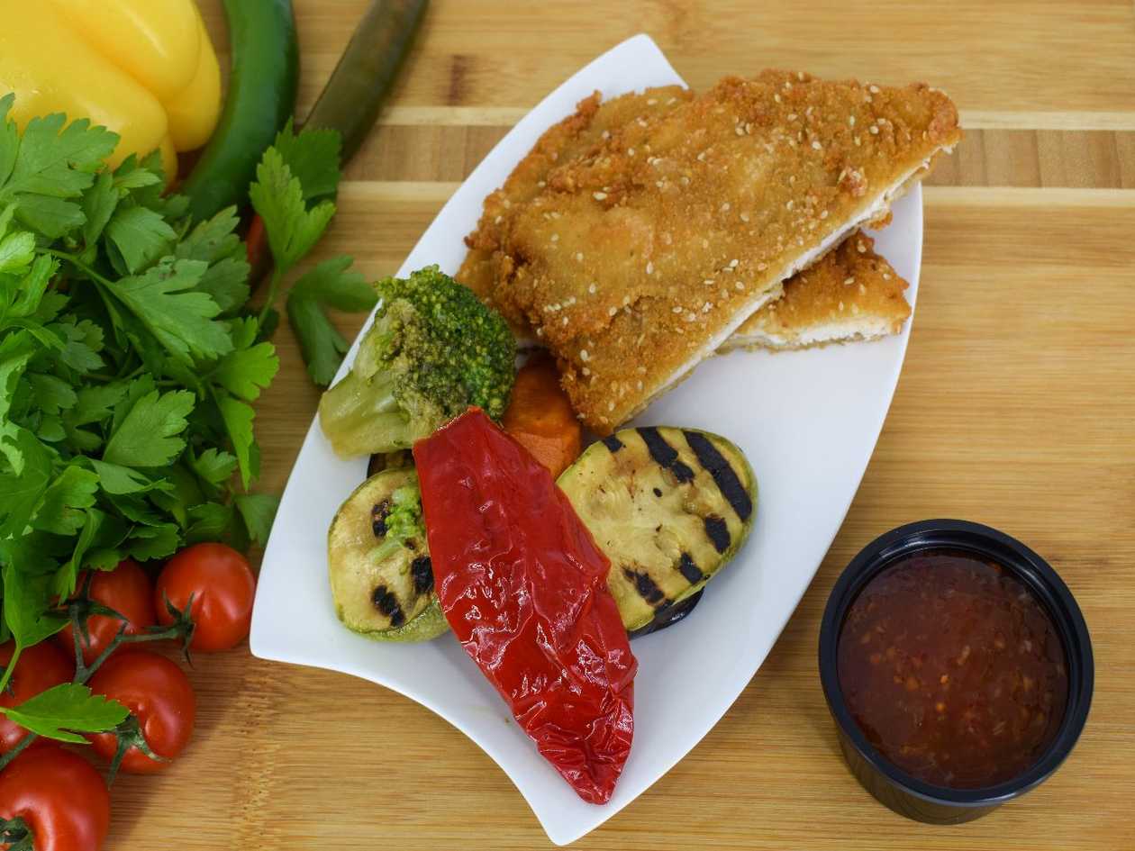 Snitel cu susan, legume grill si sos sweet chilli