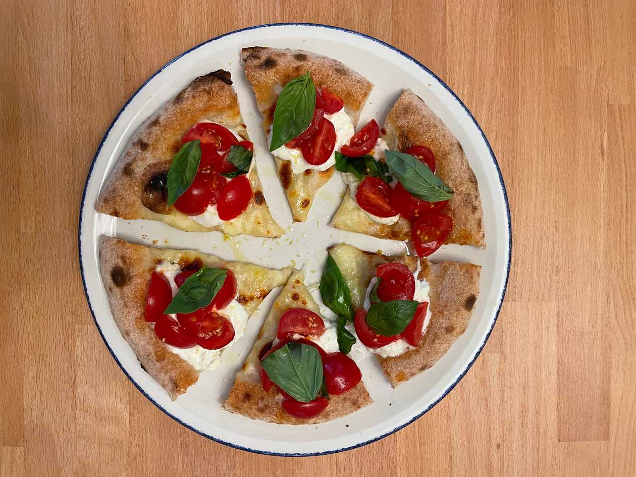 Fior di latte, pomodorini, stracciatella, limone e basilico