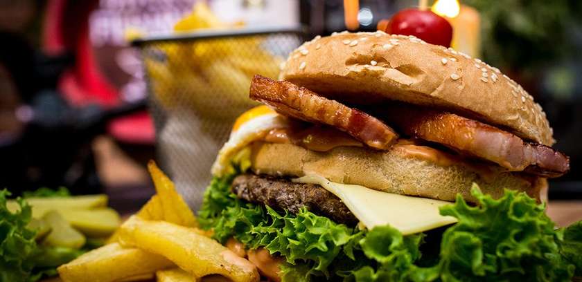 Eggburger+ cartofi prajiti
