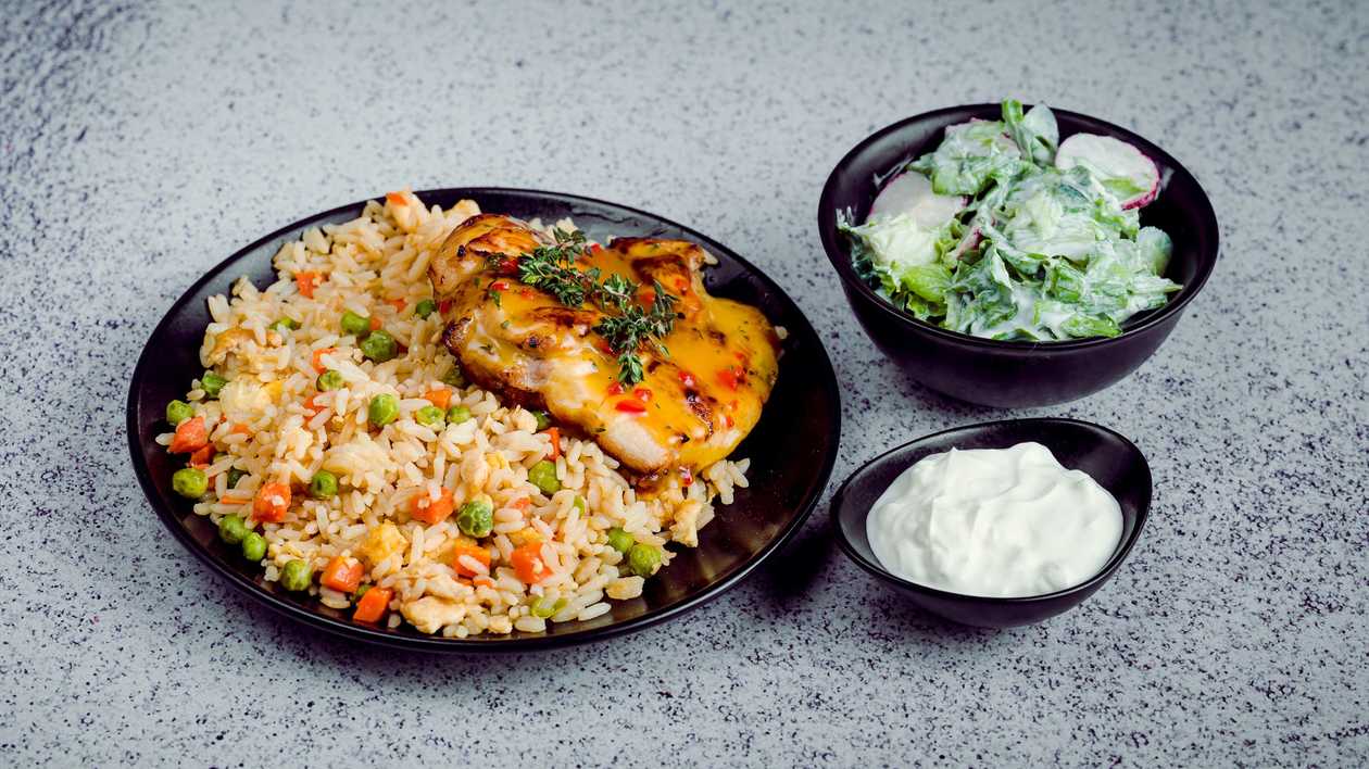 Chicken stewed in white wine with orange sauce + side + salad + sauce