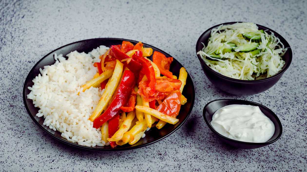 Butter beans with peppers and tomatoes + rice + salad + sauce