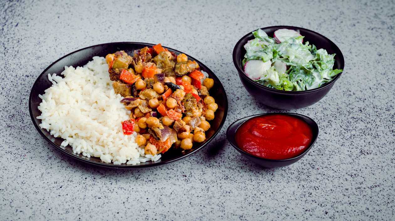 Turkish peas with eggplant Moroccan style + rice + salad + sauce