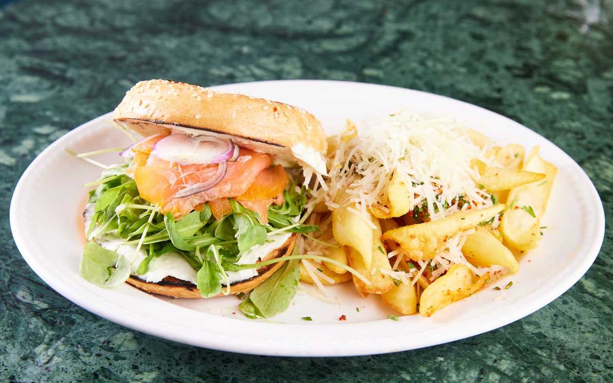 Covrig Pufos cu Cremă de Brânză, Somon Afumat și Salată Rucola & Cartofi Prăjiți  370g