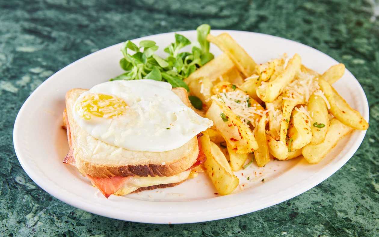 Croque Madame cu Cartofi Prăjiți și Ou 450g