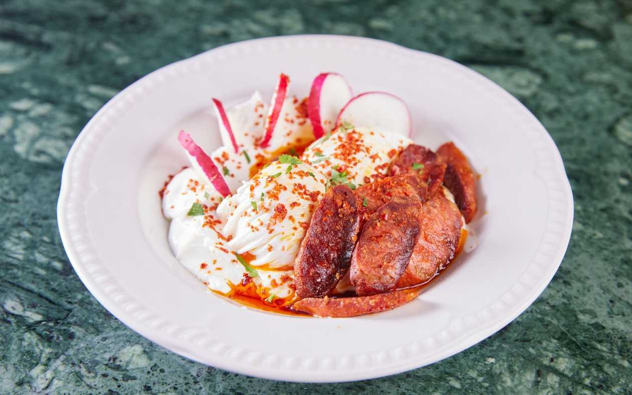 Ouă Poșate Turcești cu Iaurt, Chorizo  și Unt Topit Picant 320g