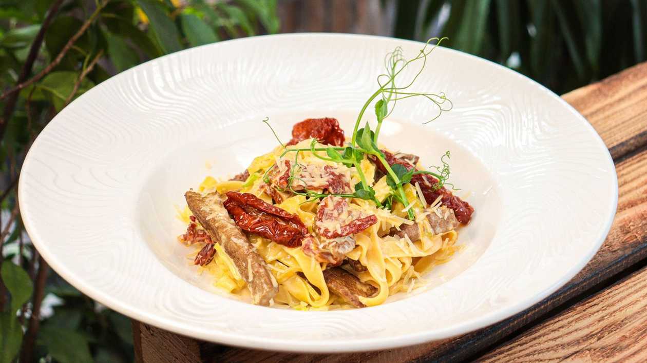 Tagliatelle with veal and sun-dried tomato