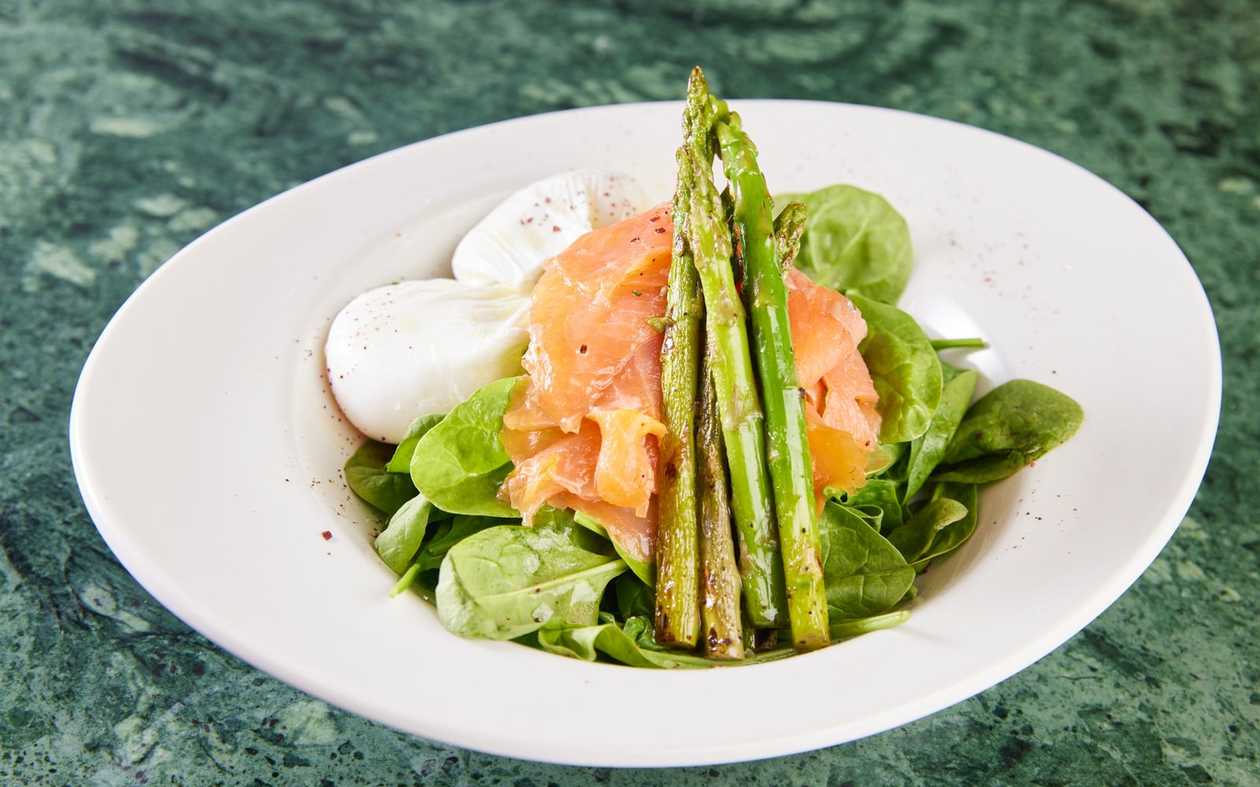 Ouă Poșate cu Somon Afumat și Sparanghel la Grătar 270g